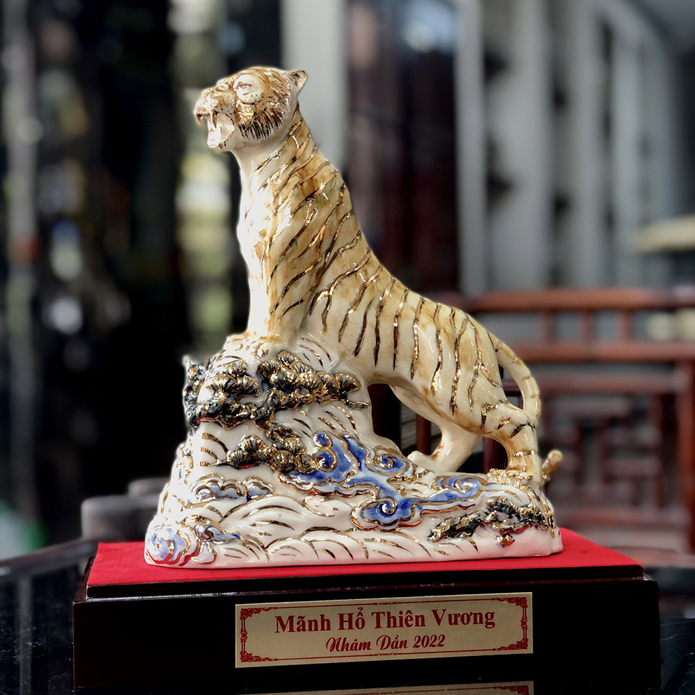 Tượng gốm sứ phong thủy Hoàng Hổ thiên vương vẽ vàng 02