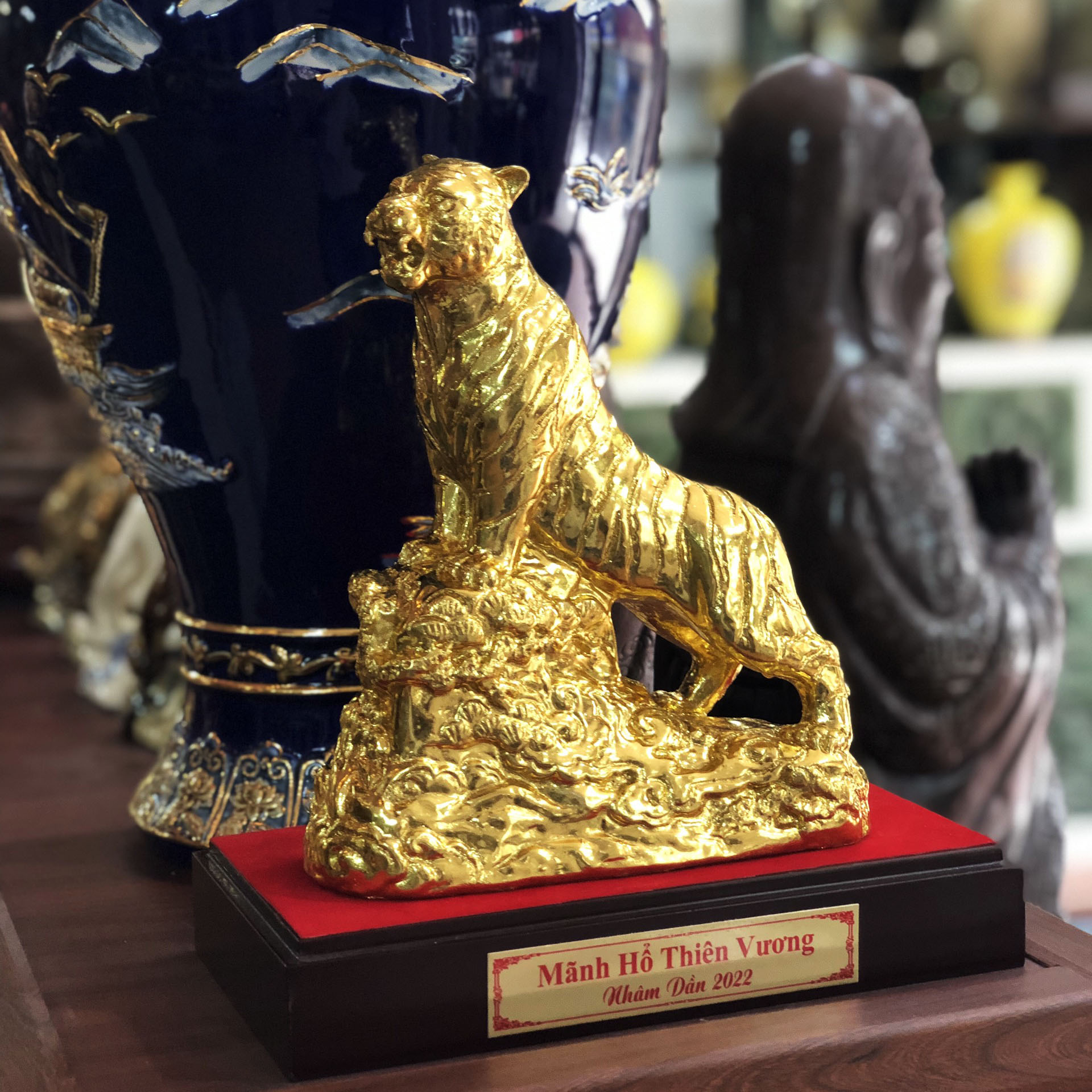 Tượng gốm sứ phong thủy Mãnh Hổ dát vàng 02