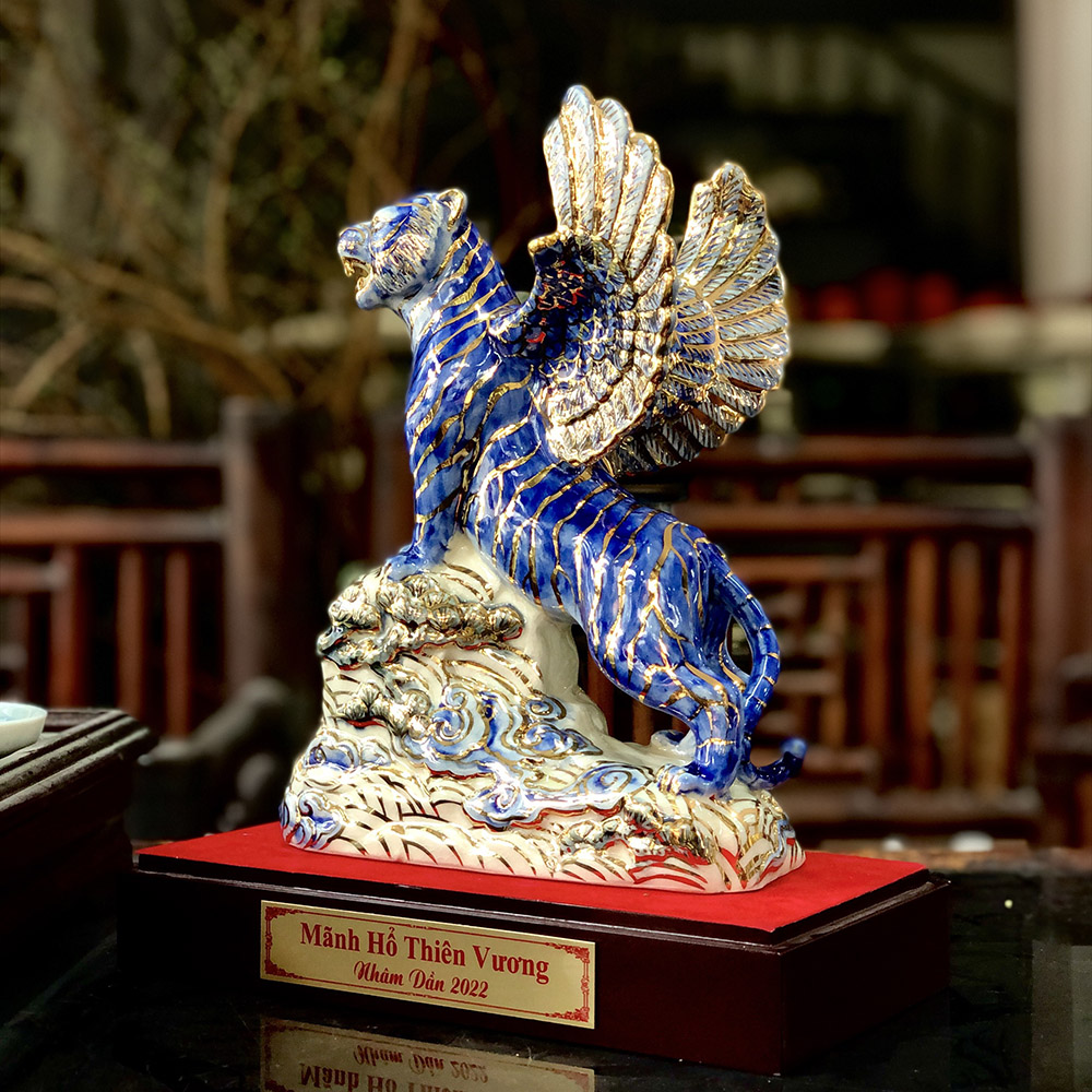 Tượng sứ phong thủy Mãnh Hổ Thiên Vương - Bích Hổ vẽ vàng có cánh