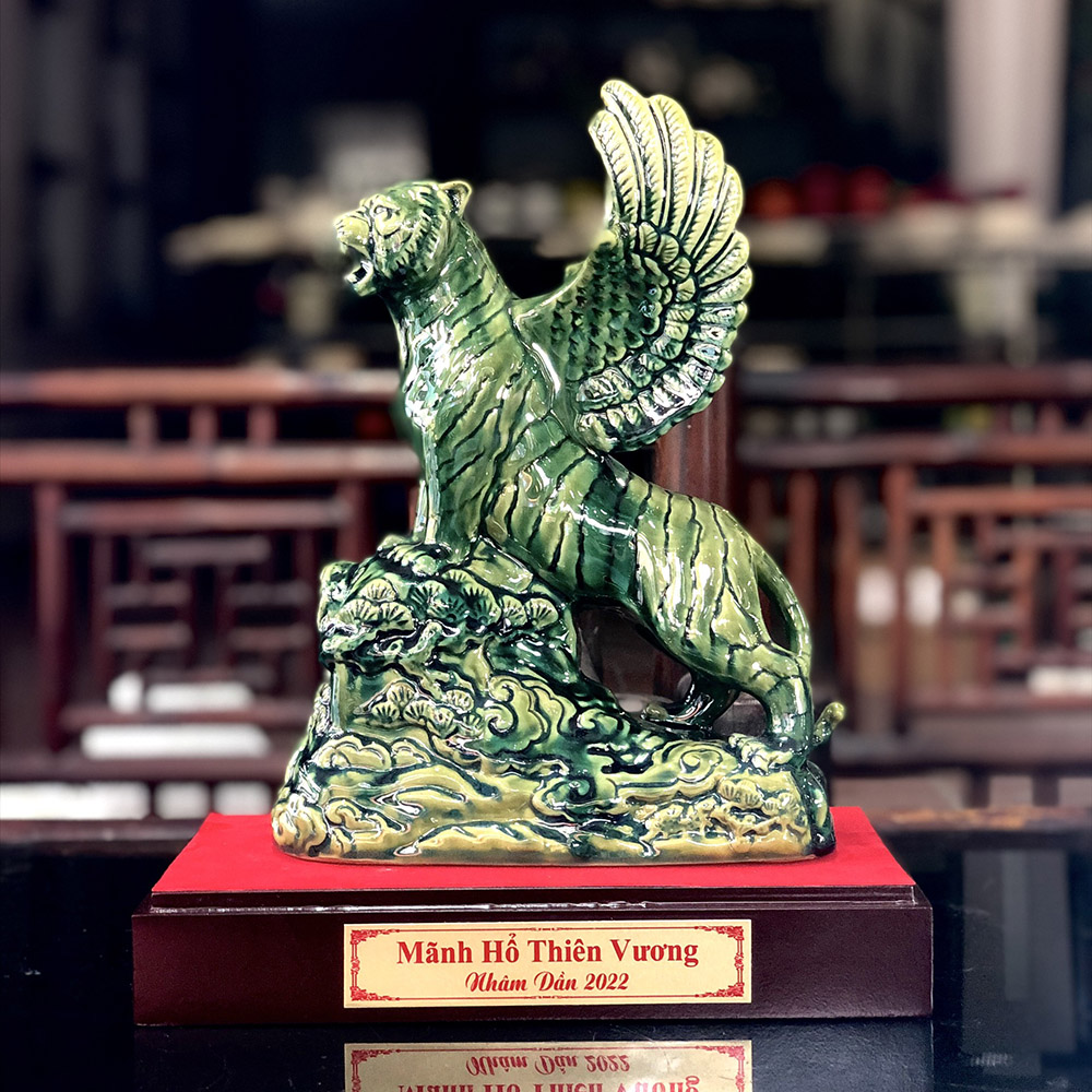 Tượng sứ phong thủy Mãnh Hổ Thiên Vương - Ngọc Lục Bảo Hổ vẽ vàng có cánh