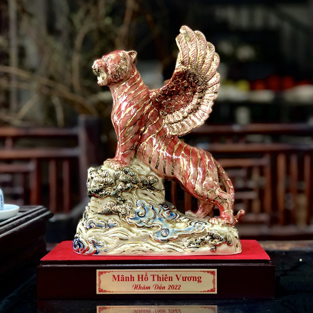 Tượng sứ phong thủy Mãnh Hổ Thiên Vương - Xích Hổ vẽ vàng có cánh