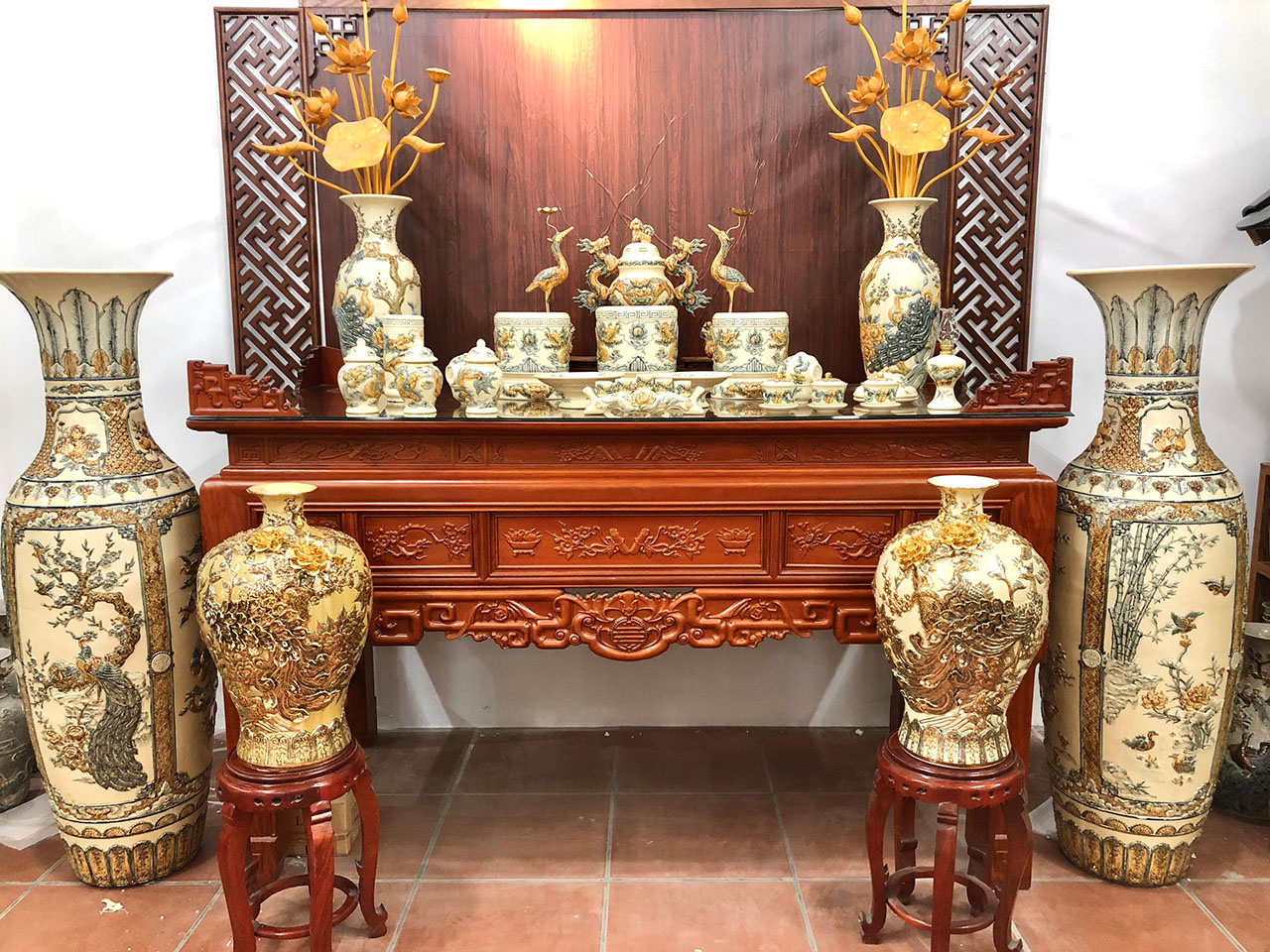 Bồ đồ thờ đắp nổi men sứ Trắng Tràm cho ban thờ 2m17 - ban thờ tổ