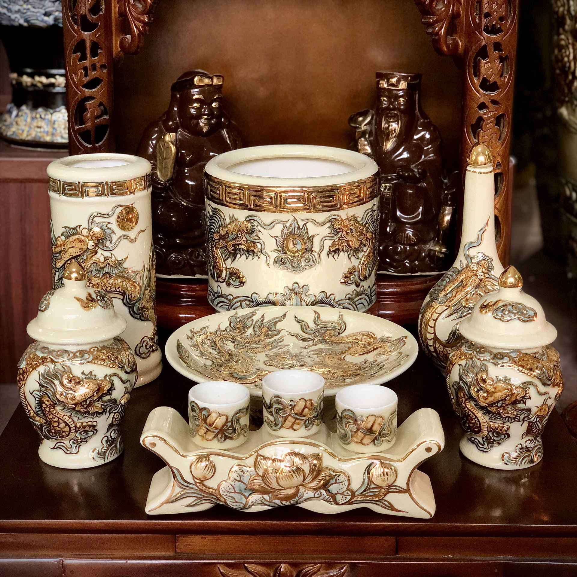 Đồ thờ cúng bằng gốm sứ ban thần tài